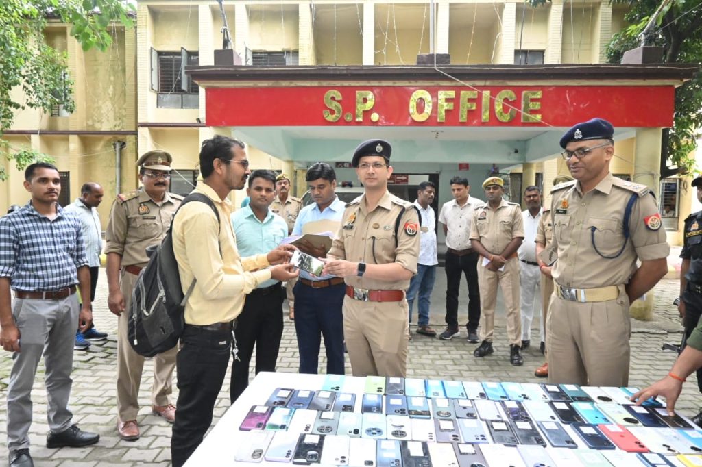 CEIR पोर्टल बना खोए मोबाइल का सहारा, महराजगंज पुलिस ने लौटाए 101 फोन।