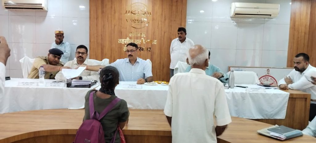 डीएम की अध्यक्षता में खलीलाबाद तहसील में सम्पूर्ण समाधान दिवस के दौरान सुनी गई फरियादियों की शिकायतें।