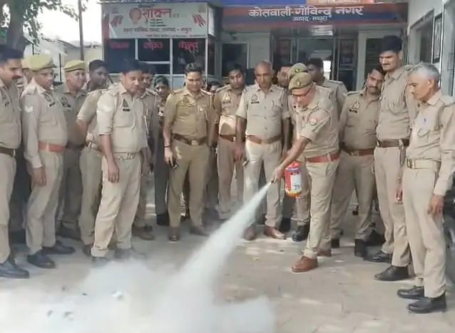 गोविंदनगर थाने में दमकल विभाग की मॉकड्रिल, पुलिसकर्मियों को आग से बचाव का प्रशिक्षण।