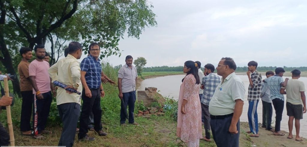 भोगली के शिव मंदिर की खो नदी से सुरक्षा का अधिशासी अभियंता ने लिया जायजा।