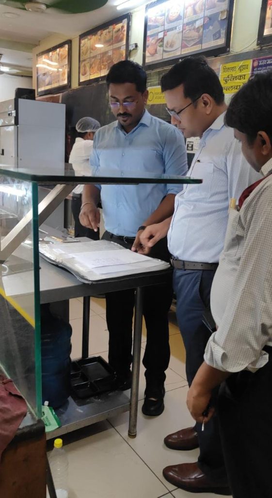 मथुरा जंक्शन रेलवे स्टेशन पर यात्री सुविधाओं का वरिष्ठ मंडल वाणिज्य प्रबंधक ने किया निरीक्षण।