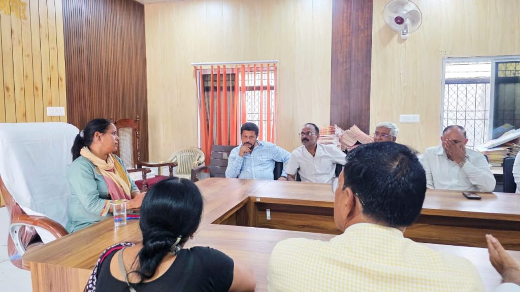 वेतन भुगतान में देरी पर बीएसए की सख्ती, खंड शिक्षा अधिकारियों और वित्त एवं लेखाधिकारी को चेतावनी।