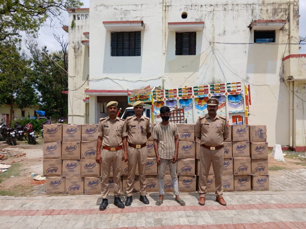 ठूठीबारी में पिकअप से 2.91 लाख के बिस्कुट बरामद, तस्कर गिरफ्तार।