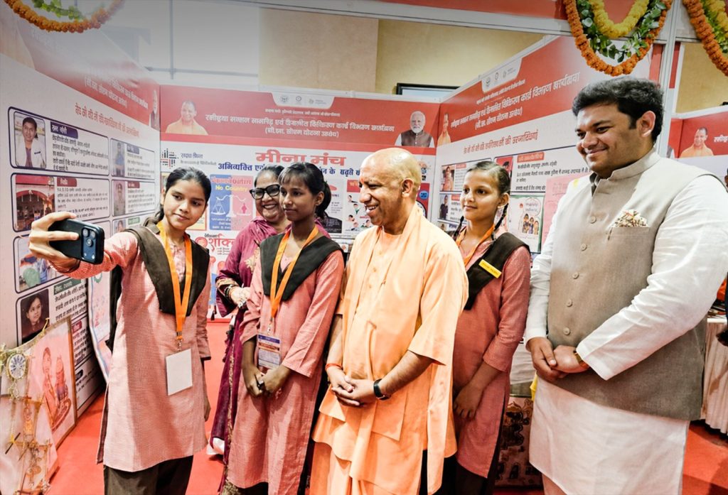 युवाओं से संवाद और महिला सशक्तिकरण का संदेश, सीएम योगी ने कहा- मजबूती के साथ नेतृत्व और नई पीढ़ी से जुड़ाव जरूरी।
