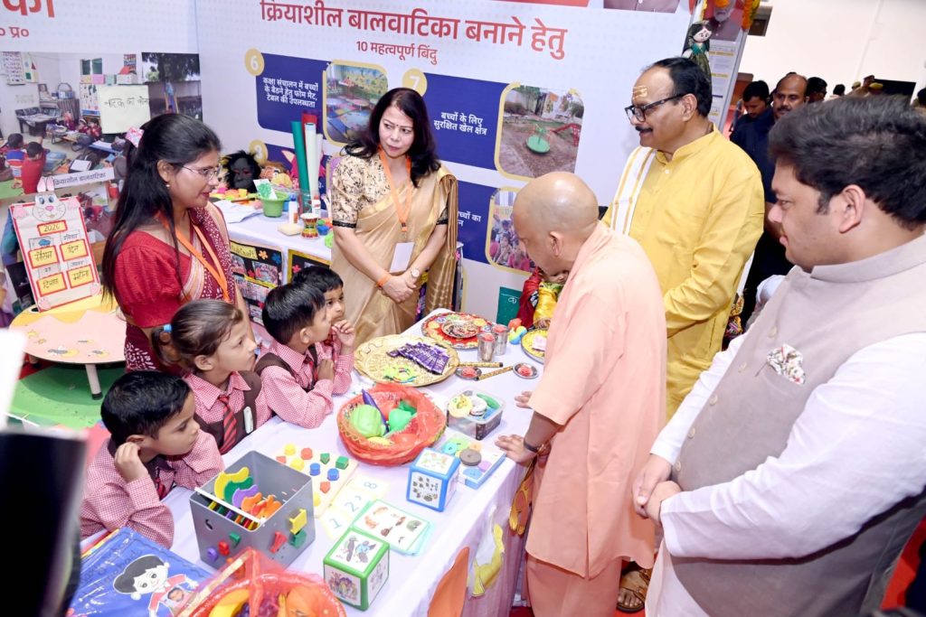 योगी सरकार ने 3.54 लाख मिड-डे मील रसोइयों को कैशलेस इलाज और दुर्घटना बीमा का दिया तोहफा।