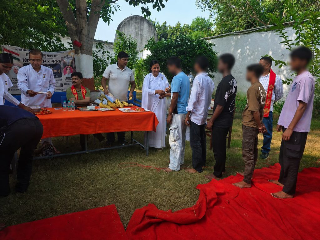 सूनी कलाइयों पर सजा स्नेह का धागा, मथुरा जिला कारागार में ब्रह्माकुमारी बहनों ने बांधी राखी।