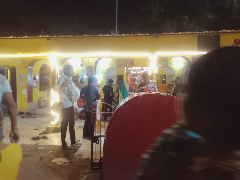 देवदेवेश्वर मंदिर में उमड़ा आस्था का सैलाब, भोलेनाथ के दर्शन को पहुंचे श्रद्धालु।