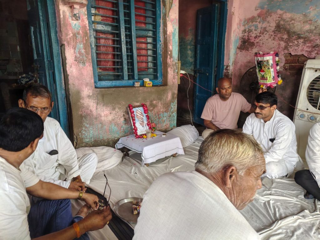 सपा नेता महेश चंद्र शर्मा ने शोकाकुल परिवारों से की मुलाकात।