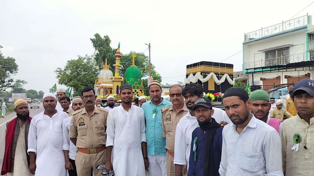 कुदरहा में अकीदत और हर्षोल्लास के साथ निकला जुलूसे मोहम्मदी।