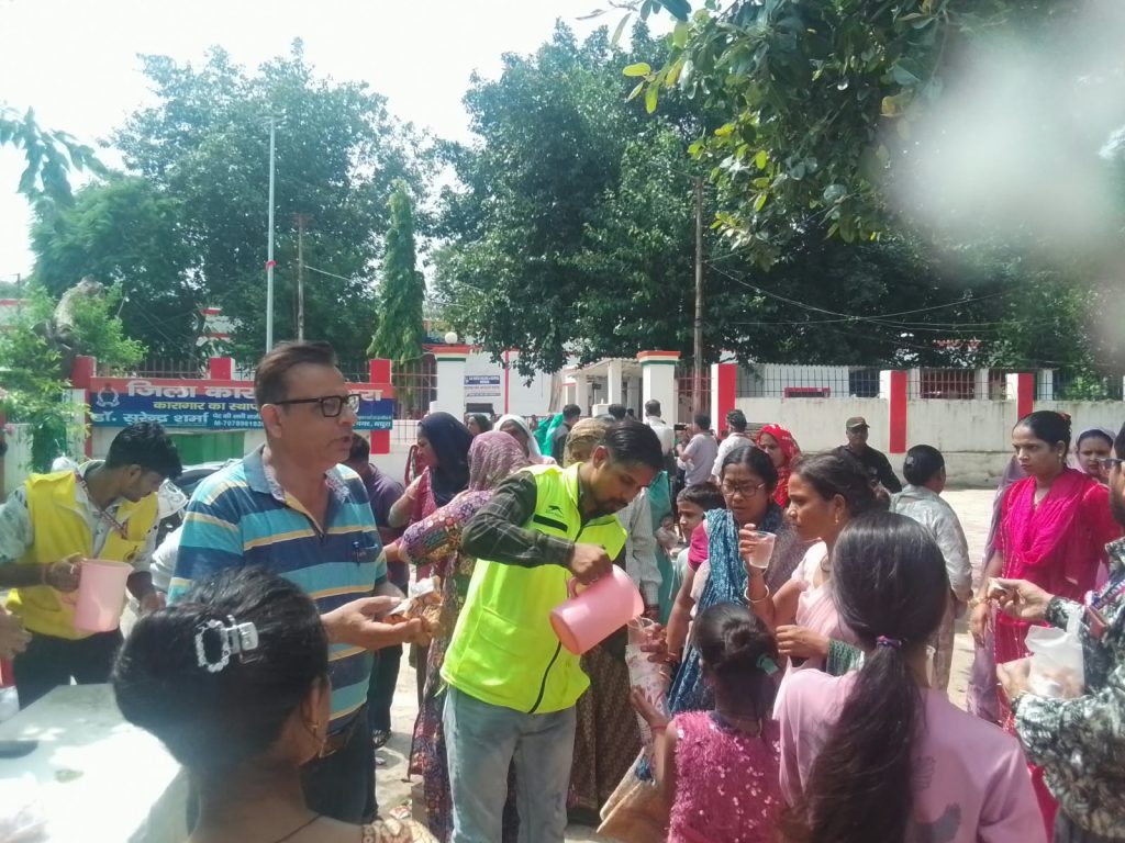 रक्षाबंधन पर जिला कारागार के बाहर नागरिक सुरक्षा विभाग ने लगाया मीठे पानी का प्याऊ।
