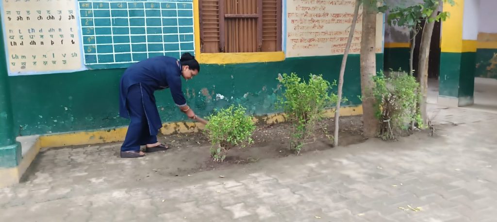 नोडल एआरपी ने सफाई के लिए किया प्रेरित, खुद लगाई झाड़ू।