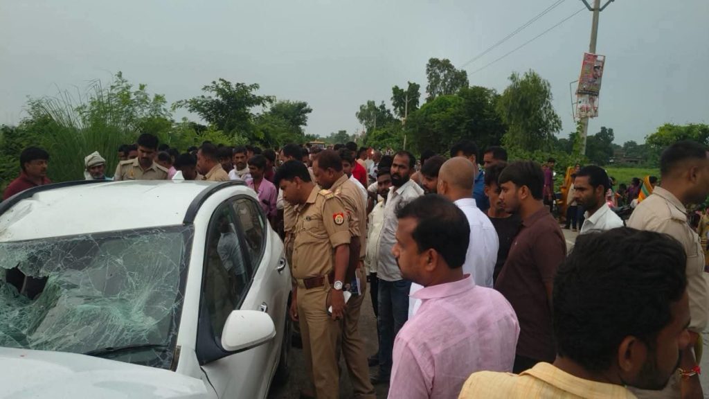 बस्ती में कार-बाइक की भीषण भिड़ंत, तीन युवकों की मौत।