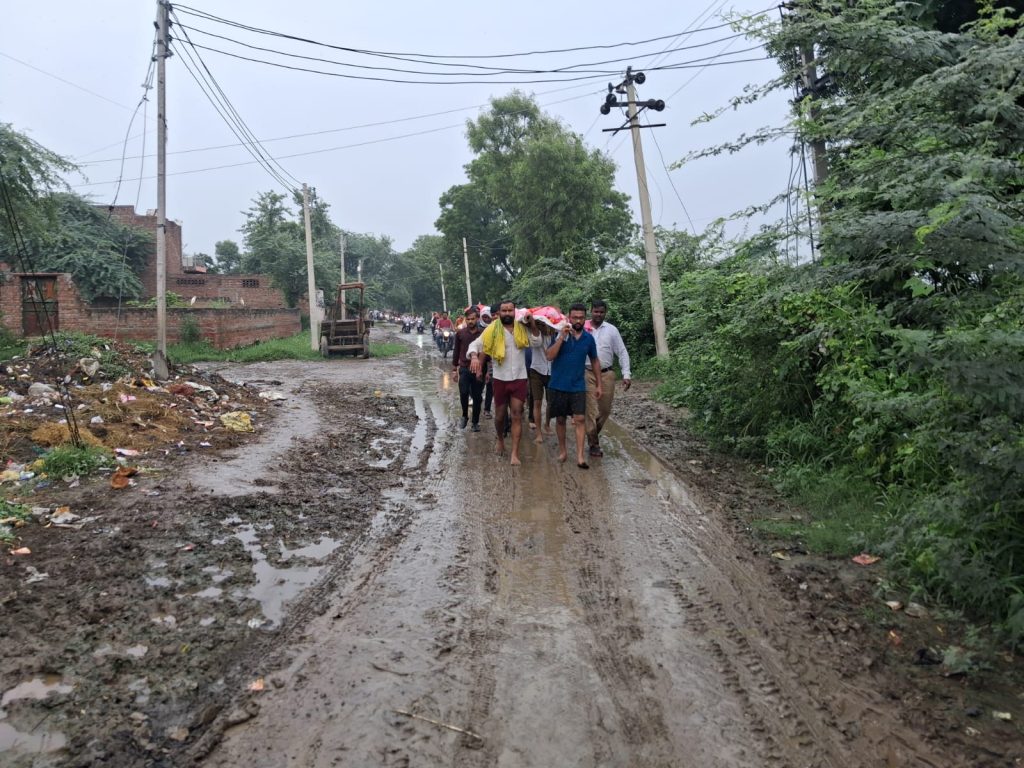 अंतिम यात्रा के रास्ते में दो फुट जलभराव और कीचड़, खडैरा में बदहाली से ग्रामीणों में आक्रोश।