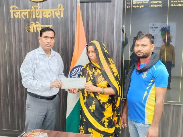 शहीद मोहित कुमार की मां को 50 लाख की सहायता, अनुग्रह सहायता का स्वीकृति पत्र सौंपा।