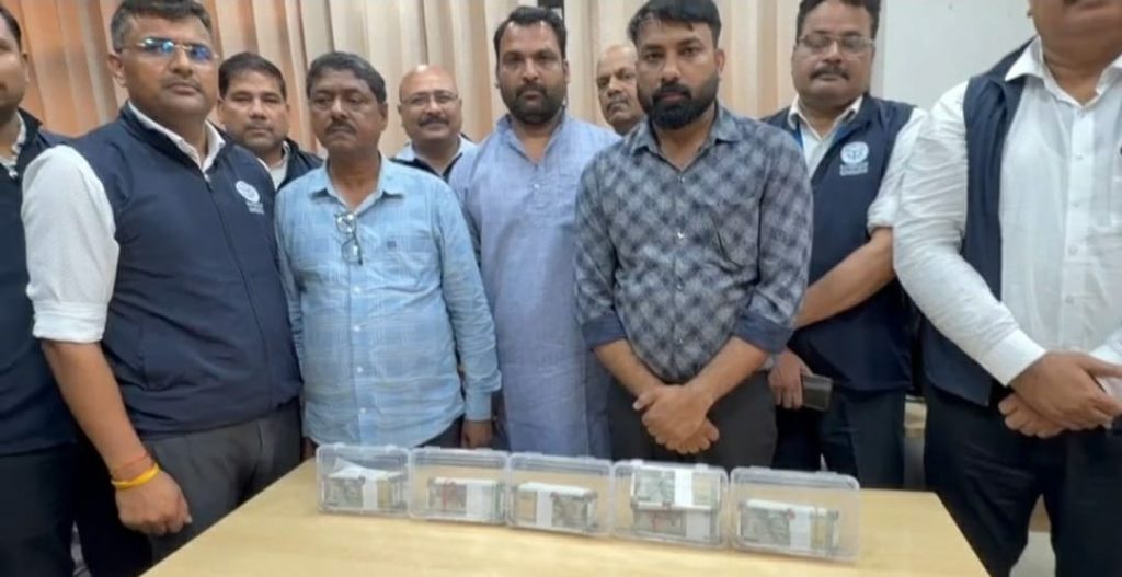 एलडीए में विजिलेंस का बड़ा एक्शन: जेई, सुपरवाइजर और सहयोगी 7.5 लाख रुपये की रिश्वत लेते गिरफ्तार।
