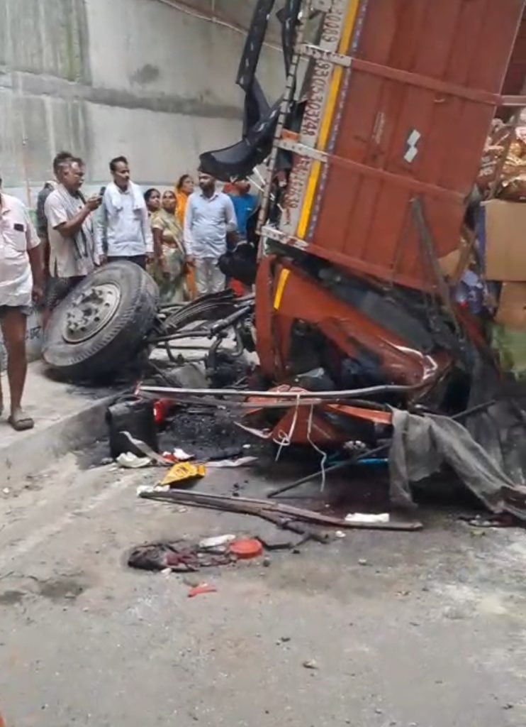 खजनी लिंक एक्सप्रेस-वे पर भीषण सड़क हादसा, डीसीएम अंडरपास में गिरी; चालक-खलासी की मौत।