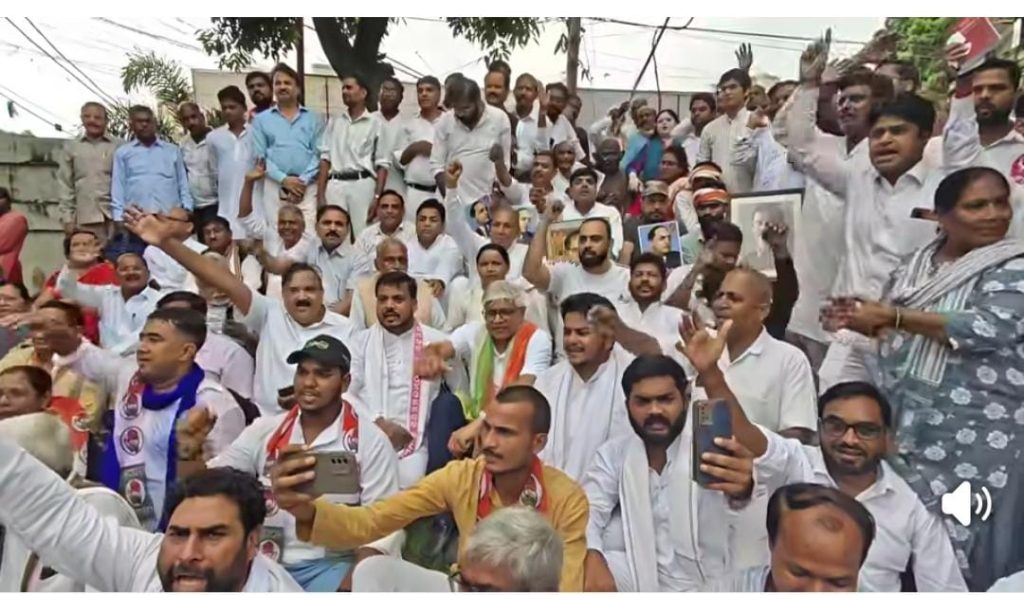 जेन जी छात्रों पर पुलिस कार्रवाई के विरोध में युवा कांग्रेस ने राजभवन मार्च कर घेराव किया, गृह मंत्री के इस्तीफे की मांग।