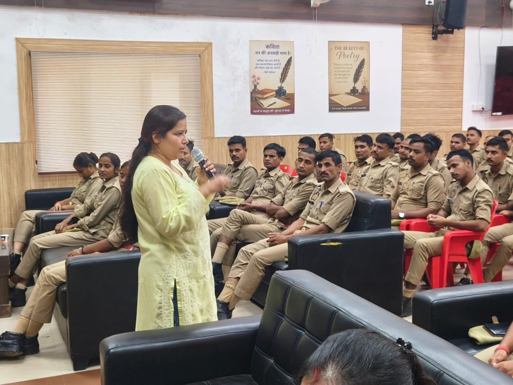 पीड़ितों और बच्चों से संवेदनशील संवाद के लिए 68 रिक्रूट आरक्षियों को दिया गया प्रशिक्षण।