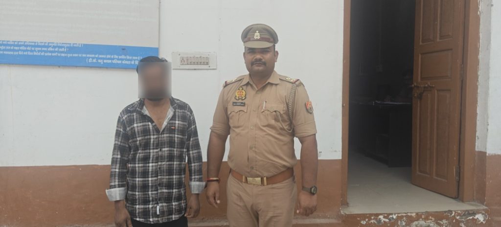 फर्जी चेक से ढाई लाख रुपये की निकासी करने वाला आरोपी प्रयागराज से गिरफ्तार, हजरतगंज पुलिस की कार्रवाई।