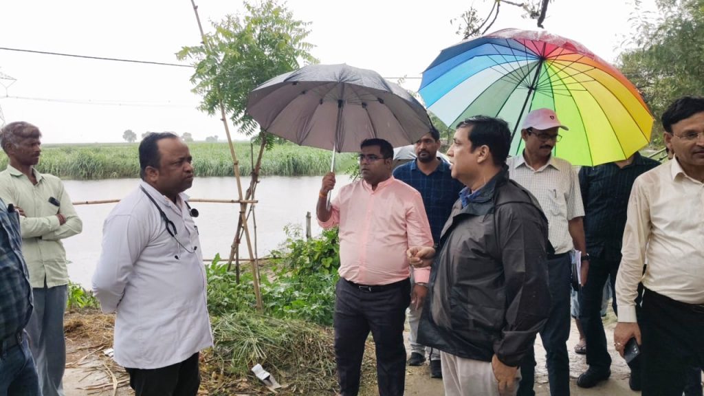 बाढ़ प्रभावित क्षेत्र का मंडलायुक्त ने किया निरीक्षण, राहत एवं स्वास्थ्य व्यवस्थाओं के दिए निर्देश।