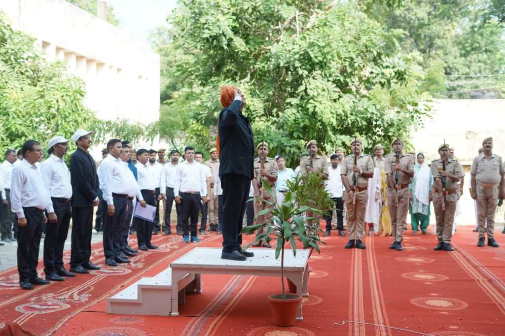 बस्ती में धूमधाम से मना स्वतंत्रता दिवस, मंडलायुक्त और जिलाधिकारी ने किया ध्वजारोहण।