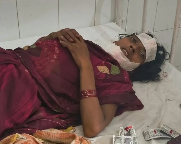 युवक ने किया पत्नी और बच्चों की गला रेत कर हत्या का प्रयास, पुलिस ने दरवाजा तोड़कर सबको बचाया।