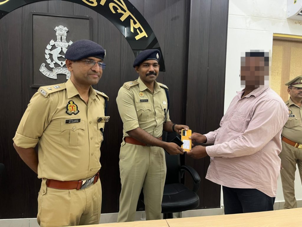 CEIR पोर्टल की मदद से पुलिस ने बरामद किए 100 खोए मोबाइल फोन, 18 लाख रुपये के मोबाइल उनके असली मालिकों को लौटाए।