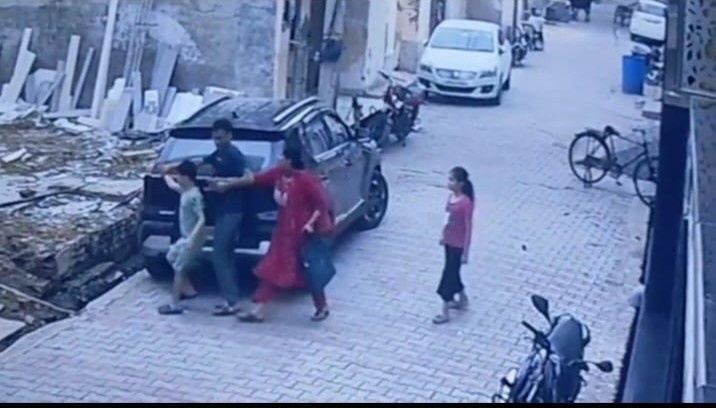 मां के साथ लौट रहे आठ वर्षीय बेटे को कार में ले गया पिता, अपहरण की अफवाह से मचा हड़कंप।