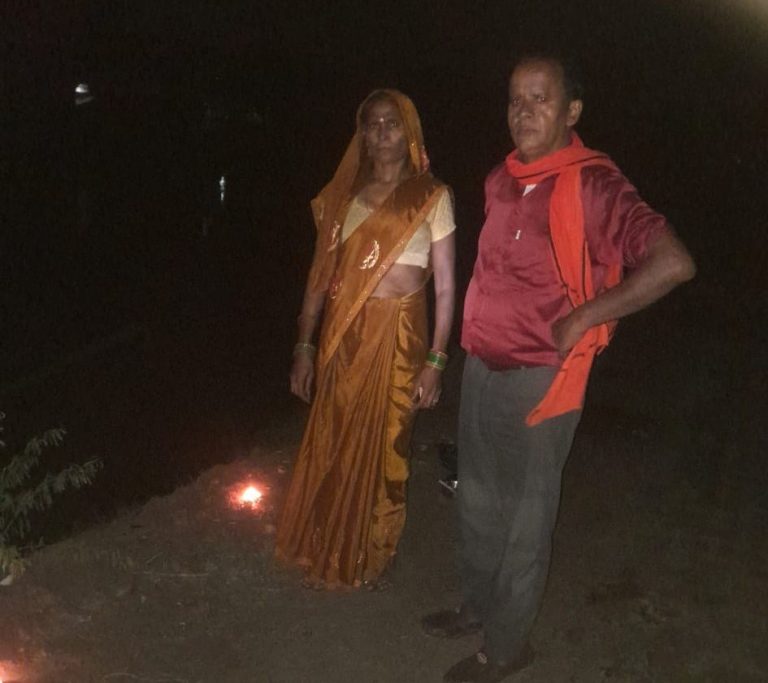 दीपों से दमका अमृत सरोवर, गूंजा सेवा और संकल्प का संदेश।