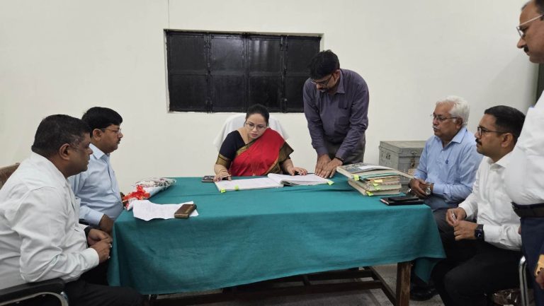 नवागत डीएम अनुज मलिक ने संभाला संतकबीरनगर का कार्यभार