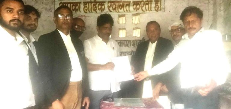 अधिवक्ताओं ने विधायक महेन्द्रनाथ यादव को सौंपा ज्ञापन।