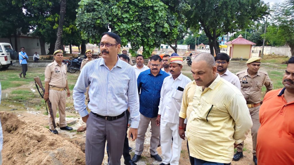 डीएम ने पंचमुखी शिव मंदिर परिसर में निर्माणाधीन मंडप भवन का किया निरीक्षण।