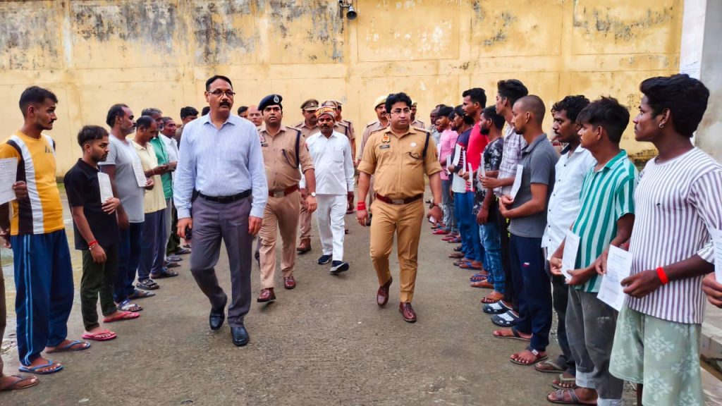 डीएम व एसपी ने संयुक्त रूप से जिला कारागार का किया निरीक्षण।