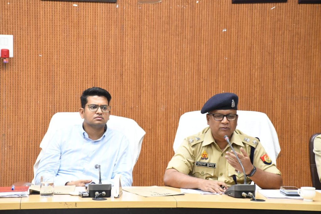 सड़क सुरक्षा नियमों के उल्लंघन पर होगी सख्त कार्रवाई : जिलाधिकारी