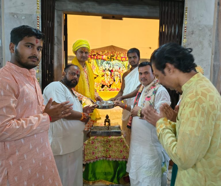 अखिलेश यादव भी मथुरा आकर करें रजत शिला पूजन।