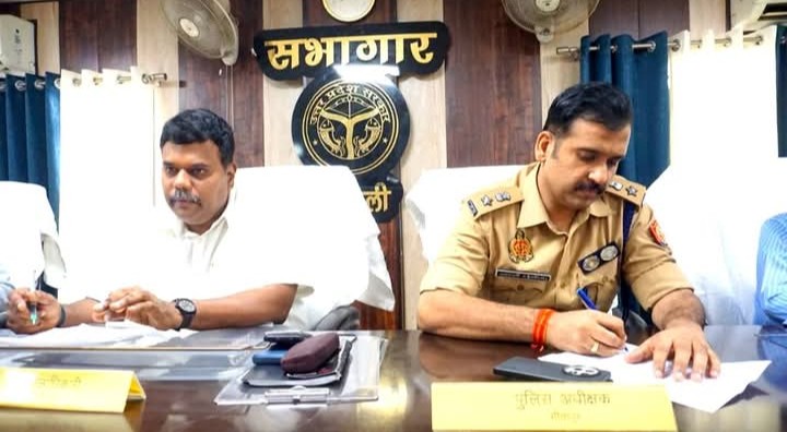 संपूर्ण समाधान दिवस में डीएम व एसपी ने सुनीं फरियादियों की समस्याएं।