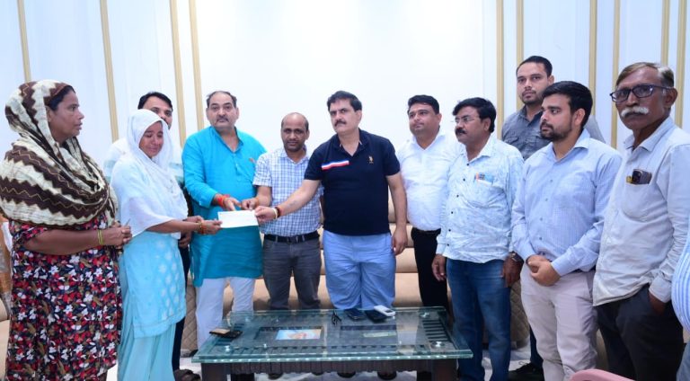 बिजली हादसे में मृत लाइनमैन के परिवार को जिला पंचायत अध्यक्ष ने दी 2.50 लाख की सहायता।