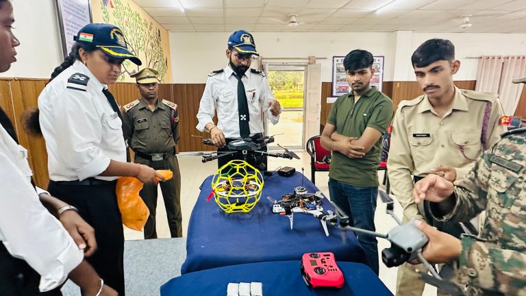 पार्ट्स जोड़कर खुद ड्रोन तैयार कर रहे एनसीसी कैडेट्स, सैन्य प्रशिक्षण में सीख रहे तकनीक की बारीकियां।