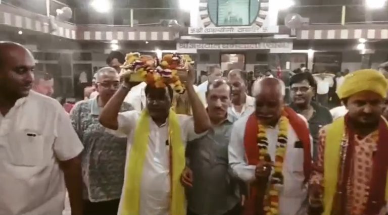 सौंख में श्रीकृष्ण जन्मभूमि की रजत संकल्प शिला का दिव्य पूजन, पुष्पवर्षा से गूंजा नगर।