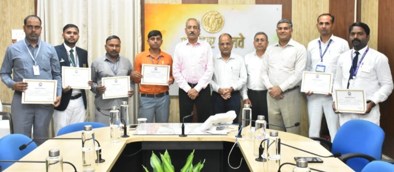 रेल कर्मचारियों की सतर्कता से टलीं संभावित दुर्घटनाएं, छह ‘स्टार परफॉर्मर ऑफ द मंथ’ सम्मानित।