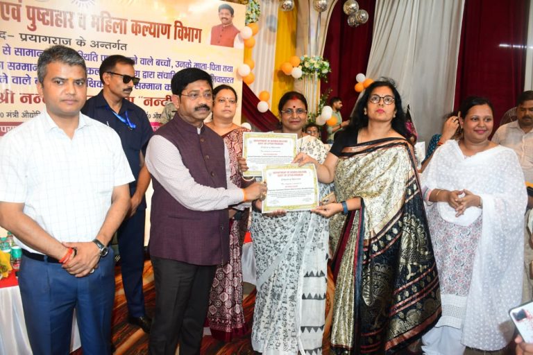 कुपोषण को मात देने वाले बच्चों और आंगनबाड़ी कार्यकत्रियों का सम्मान।