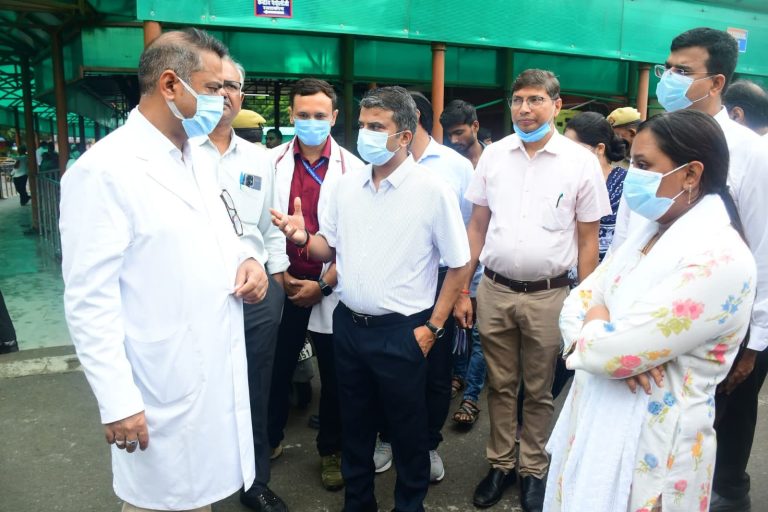 स्वरूपरानी अस्पताल में डीएम का औचक निरीक्षण, बाहर की दवा लिखने पर सख्त कार्रवाई की चेतावनी।