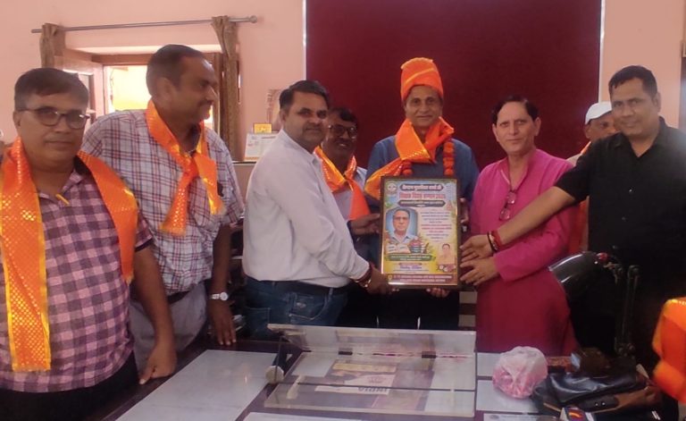 किशोरी रमन इंटर कॉलेज को किया सम्मानित।