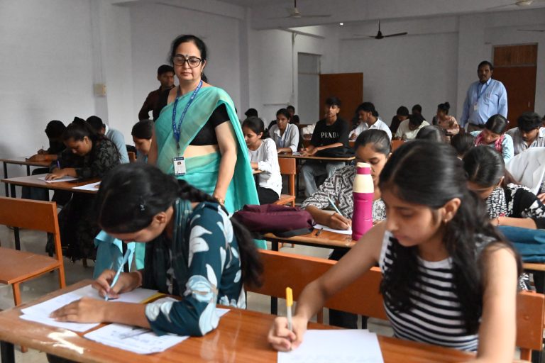 केएम विश्वविद्यालय में हिन्दी दिवस को लेकर हुई निबंध और कहानी लेखन प्रतियोगिता आयोजित।