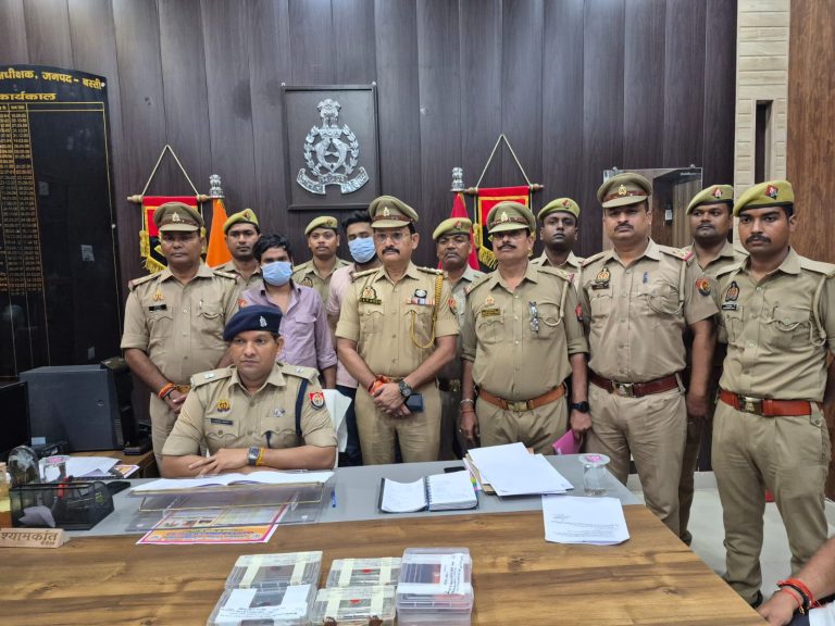 अश्लील वीडियो बनाकर ब्लैकमेल, पिस्टल के बल पर लूट: हरैया-छावनी पुलिस ने दो आरोपियों को दबोचा।