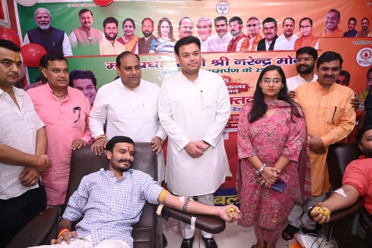 पीएम के जन्मदिवस पर मंत्री संदीप सिंह ने जिला अस्पताल में मरीजों को बांटे फल।