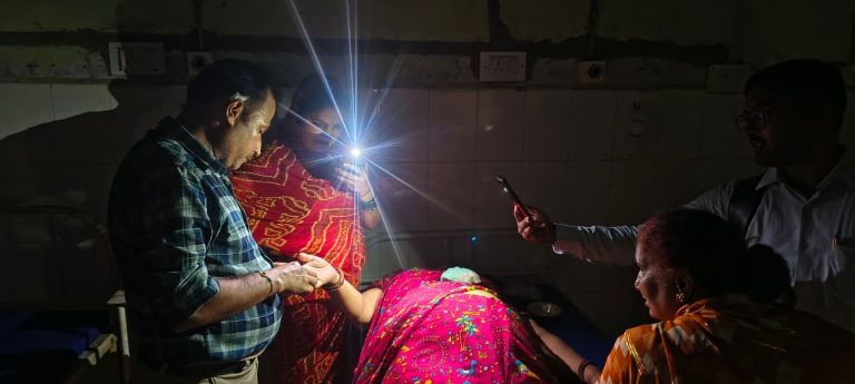 अंधेरे में डूबा मिश्रिख सीएचसी, अव्यवस्थाओं से मरीज बेहाल।