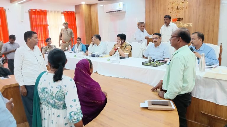 डीएम की अध्यक्षता में खलीलाबाद तहसील में सम्पूर्ण समाधान दिवस के दौरान सुनी गई फरियादियों की शिकायतें।