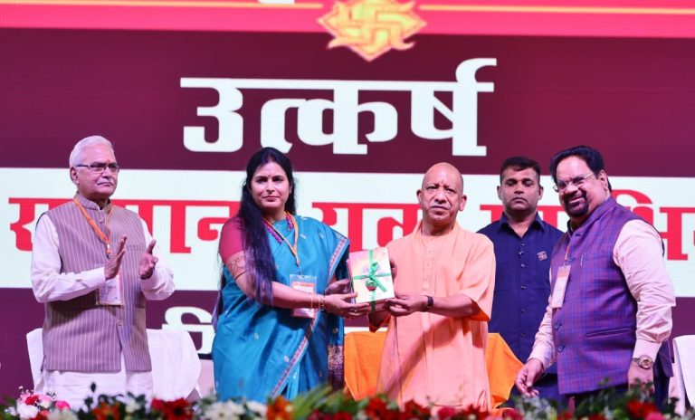 सनातन भारत की जीवन-दृष्टि है, नारी उस जीवन-दृष्टि का स्पंदन: योगी आदित्यनाथ