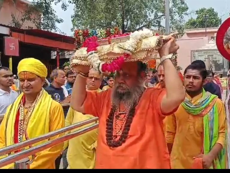 तेरहमणि अध्यक्ष नारायण गिरि महाराज ने किया रजत शिला पूजन